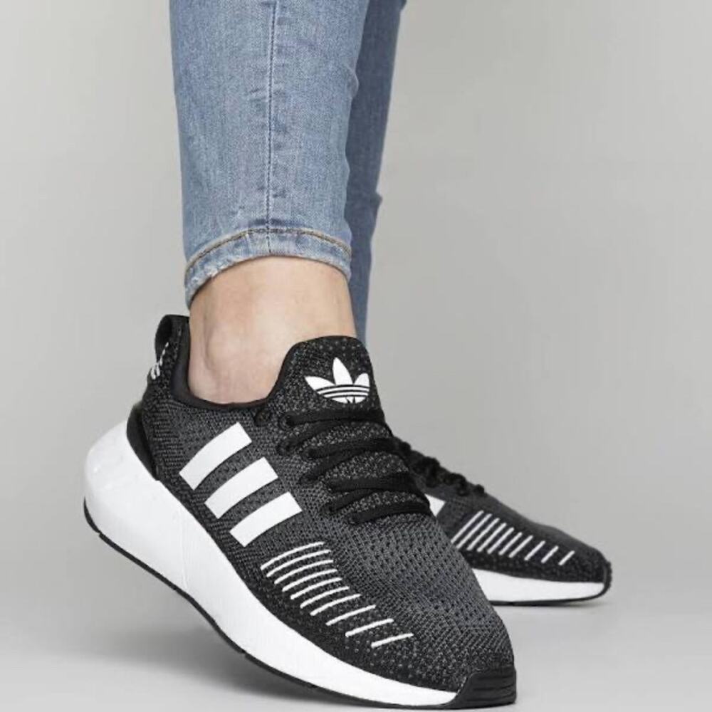 Adidas Swift Run 22 W - Black/White Like New